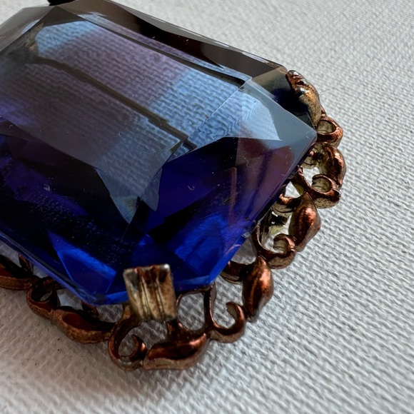 Vintage Sapphire Blue Faceted Glass Brooch - Picture 9 of 14